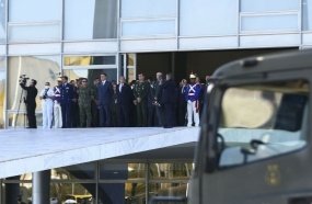 Marinha faz desfile com carros blindados na Esplanada dos Ministérios