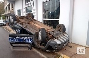 Picape capota após colisão no centro de Herval d´Oeste 
