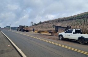 Escavadeira hidráulica cai de cima de caminhão na SC-453