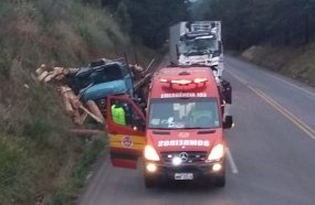 Caminhão colide em barranco após ser atingido por carreta 