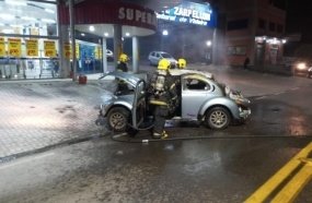 Fusca é destruído por incêndio em Videira 