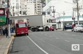 Acidente trava trânsito no centro de Joaçaba 