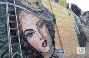 Muro na Av. XV de Novembro ganha pintura artística 