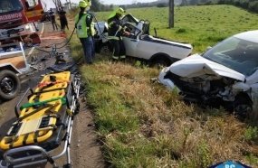 Colisão frontal deixa motorista preso às ferragens na SC-467