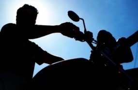 Motociclista tarado mostra órgão genital para mulher na rua