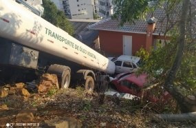 Carreta invade pátio de residência e atinge carros estacionados