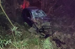 Mulher morre após carro cair em barranco na SC-283