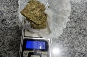 PM encontra drogas com motorista após abordar carro barulhento 
