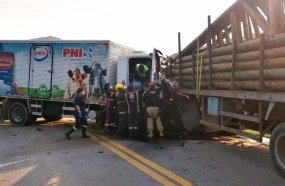 Motorista de caminhão de Joaçaba é resgatado por helicóptero após colisão 