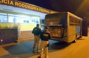 PRF apreende em Erval Velho micro-ônibus com R$ 550 mil em cigarros 