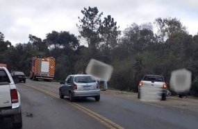 Mulher e criança ficam feridas em colisão entre veículos na BR-282