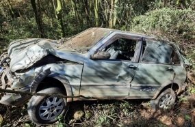 Motorista fica ferido após cair com carro em barranco na SC-135