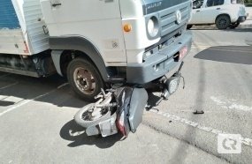 Caminhão atinge moto ao tentar estacionar em Joaçaba 