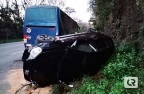 Carro capota após colidir contra ônibus em Joaçaba