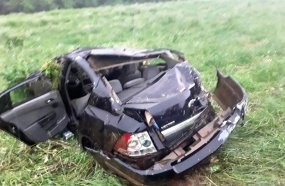 Veículo fica completamente destruído após capotamento na BR-153