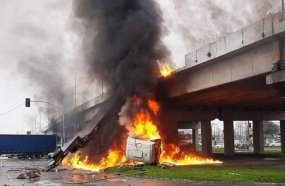 Caminhão de empresa de Capinzal cai de viaduto e pega fogo