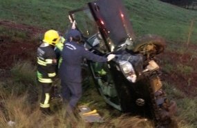 Carro capota após ser atingido por caminhão na SC-452 