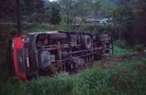 Caminhão tomba após sair da pista na BR-282 