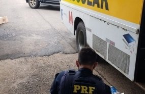 PRF apreende carga de cigarros contrabandeados em ônibus escolar 