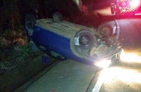 Jovem capota veículo após perder o controle da direção na SC-453 