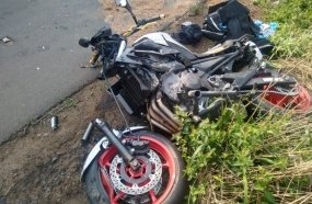 Colisão entre moto e caminhão deixa jovem gravemente ferido 