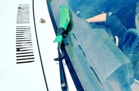 Veículo trafegava com um rodo no lugar do limpador de para-brisas