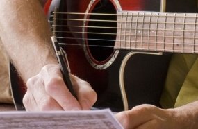 Músico catarinense será indenizado por uso sem crédito de suas canções 