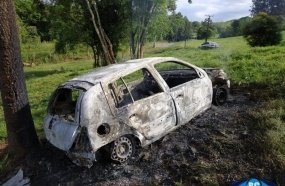 Carro pega fogo após acidente no interior de Campos Novos 
