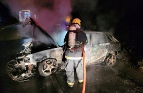 Veículo é consumido por incêndio em Ibicaré 