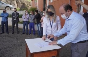 Prefeito assina ordem para pavimentar rua no Distrito Industrial I