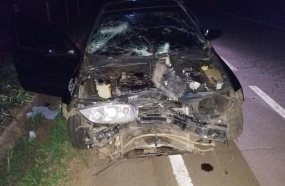 Mulher fica ferida após colidir carro em máquina agrícola 