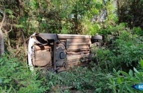 Saída de pista seguida de tombamento deixa duas mulheres feridas