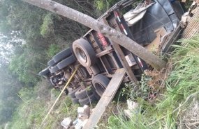 Caminhão tomba fora da pista em Água Doce 