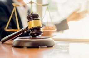 Justiça derruba decisão que permitia professora dar aulas sem se vacinar