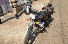 Motociclista sofre queda após se enroscar em fios de internet