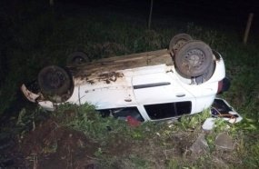 Jovem fica ferido após capotar veículo na SC-452