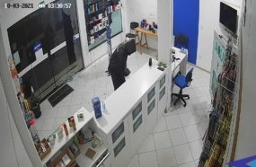 Ladrão arromba loja e furta 15 aparelhos celulares 