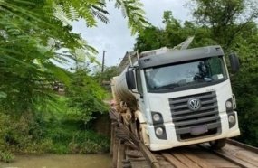 Caminhão de ração por muito pouco não tomba em rio 