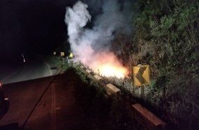 Carro pega fogo após saída de pista na SC-135