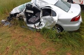 Motorista morre após colisão frontal entre carro e caminhão 