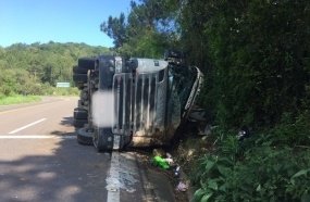 Carreta carregada com frios tomba em Catanduvas 