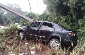 Colisão em poste deixa mulher gravemente ferida na SC-150