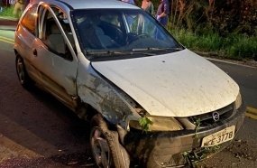 Condutor fica ferido após colidir carro contra árvore na SC-150 