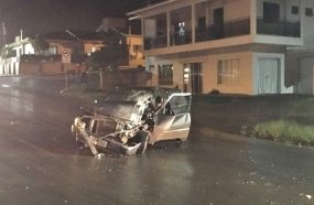 Motorista bate carro contra caminhão munck em Catanduvas 