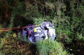 Jovem é resgatado inconsciente após capotamento na SC-135 