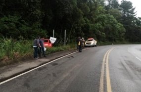 Veículo atinge placa de sinalização após sair da pista na SC-453