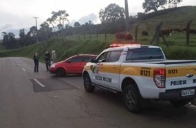 Idoso bate carro em barranco após perder controle da direção 