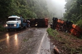Carreta tomba e bloqueia trânsito em Iomerê 