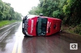 Ambulância dos Bombeiros tomba durante deslocamento para acidente