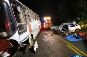 Colisão entre carro e ônibus deixa motorista preso às ferragens